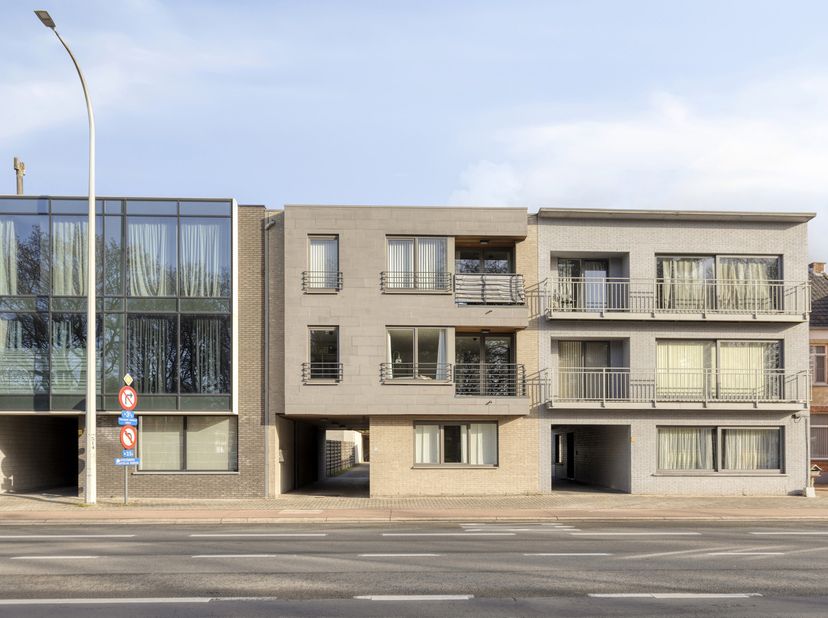 Dit lichtrijke appartement op de tweede verdieping is rustig gelegen aan de achterzijde van een kleinschalig gebouw, op wandelafstand van het centrum