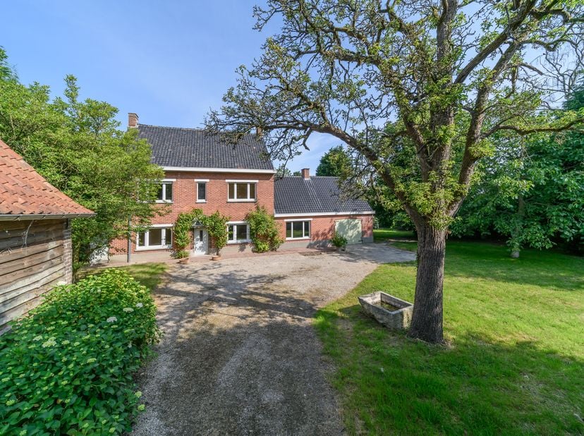 Unieke eigendom met woning, bijgebouw, schuur, tuinhuis en oude boomgaard in de dorpskern van Hertsberge. De woning heeft op de gelijkvloers een inkom