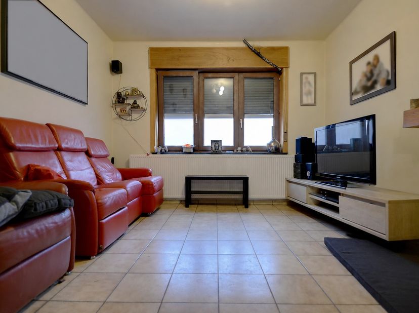 Deze woning is gelegen op een uitstekende locatie in de geliefde wijk Runkst, op korte afstand van het stadscentrum van Hasselt. De woning beschikt ov
