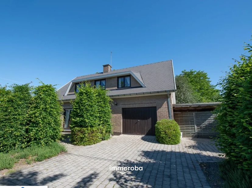 Deze ruime, stevige woning is gelegen in Sint-Eloois-Vijve op een zeer rustige, doch bereikbare ligging. De woning met bouwjaar 1973 staat op 549m². D