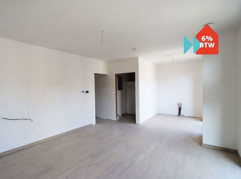 Ben je op zoek naar een instapklaar en energiezuinig duplexappartement met een ruime slaapkamer, verdeeld over de eerste en tweede verdieping, centraa