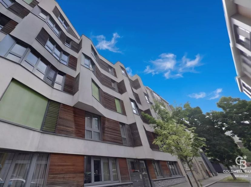 Mooi appartement van +-100 m² gelegen in een gebouw dat in 2010 werd gebouwd en bij de bouw als passief (EPB A) werd beschouwd. Deze woning bevindt zi