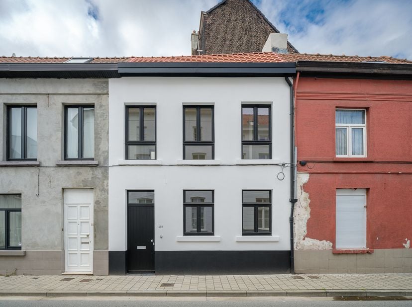 Deze charmante en instapklare woning is gelegen aan Nieuwland 103, op een uitstekende locatie vlak bij de Nieuwe Dokken, diverse parkjes en op korte a