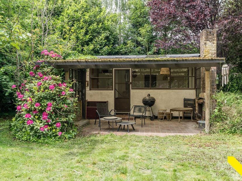 Charmante chalet met garage en carport op ruim perceel van 1.214 m².<br />
Op zoek naar een rustig gelegen recreatief verblijf midden in het groen? De