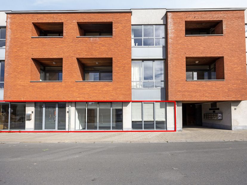 Immo Pické biedt u deze uiterst gunstig gelegen kantoorruimte/handelspand van maar liefst 135 m² aan in het hart van Halle, gelegen op een toplocatie
