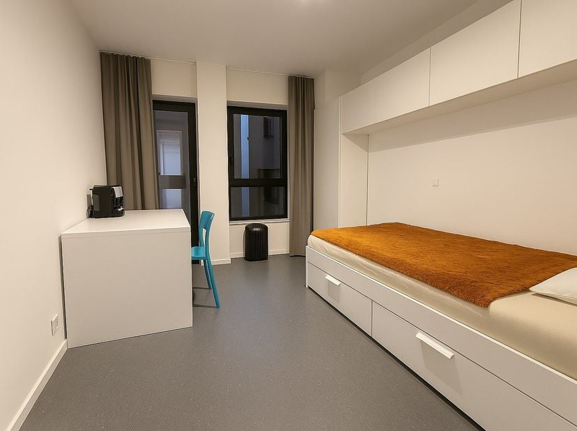 Deze aangename studentenstudio is gelegen op de tweede verdieping en heeft een bruto-oppervlakte van ca. 23 m². De studio bestaat uit een private leef