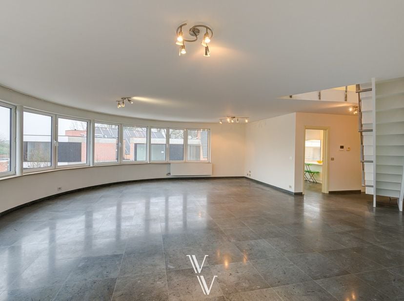 KIJKDAGEN: Zaterdag 27/06 van 10u - 12u en zondag 28/06 van 9u30 tot 11u30.<br />
<br />
Deze ruime penthouse van maar liefst 262m²&amp;nbsp;is uitstekend