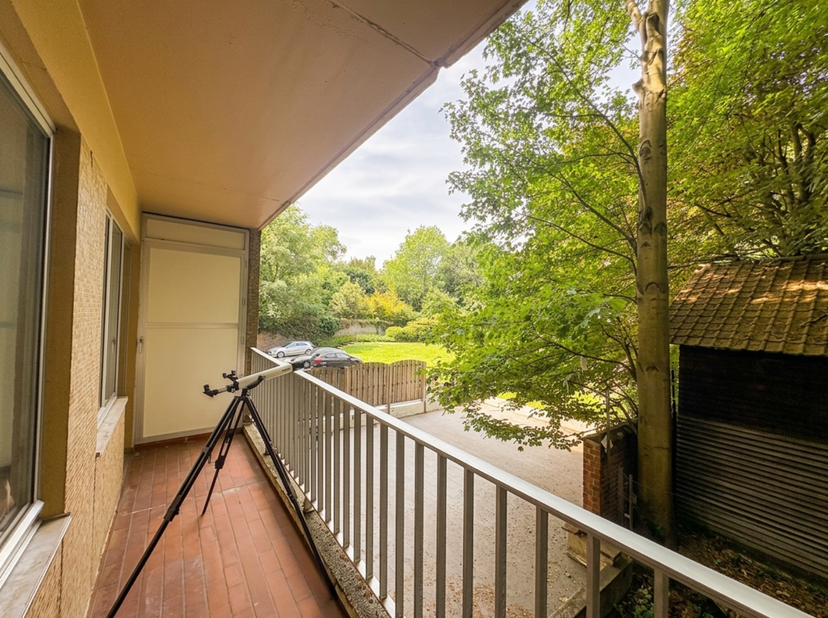 Immo Wauters vous présente ce bel appartement 2 chambres avec spacieux living donnant sur une terrasse, cuisine équipée, deux chambre à coucher, salle