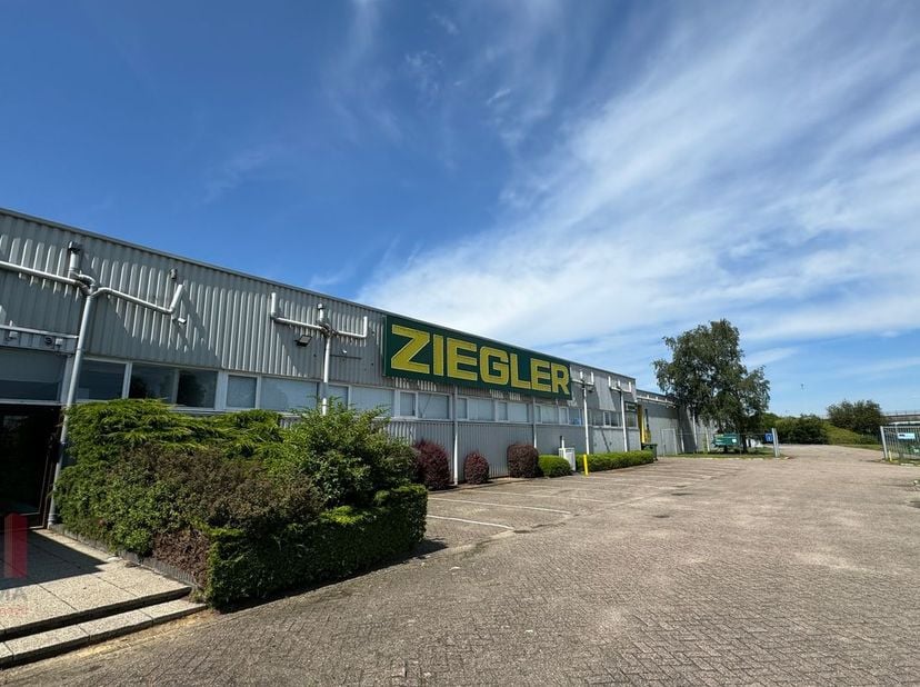 Fenomenaal gelegen loods met een oppervlakte van 7.600 m² en een kantoorruimte van 185 m² te huur met een buitenstockage van 915 m² .<br />
<br />
Het