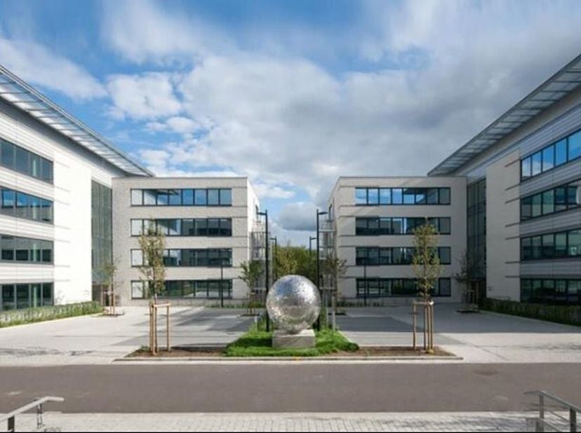 Deze site aan de Avenue Einstein maakt een professionele bedrijfsvoering mogelijk in een gebouw met een karakteristieke architectonische betongevel. J