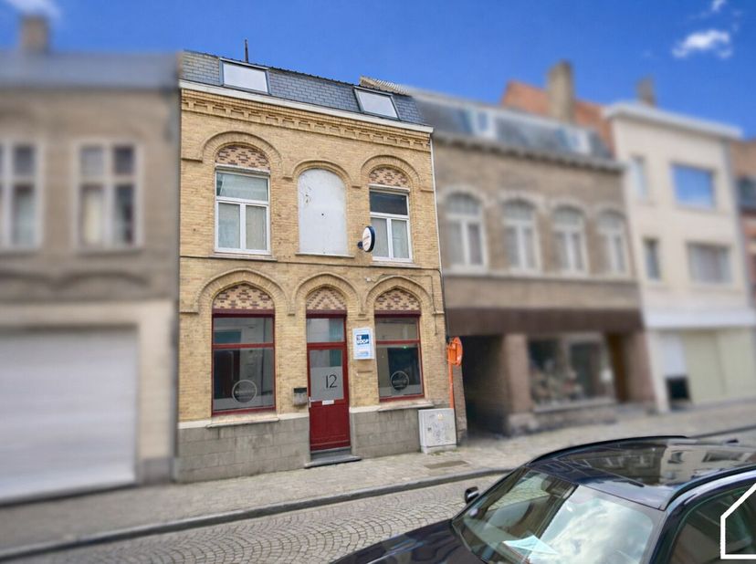 Ontdek dit veelzijdige eigendom met tal van mogelijkheden op 75m van de Grote Markt: een ruime caféruimte gecombineerd met een comfortabele woonst, id