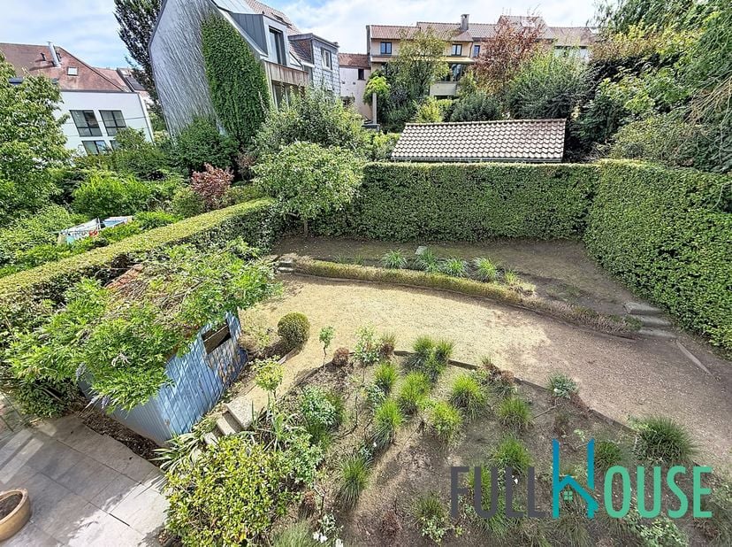 Montagne saint Job, proche de la place Saint-Job, Maison arrière d'une superficie habitable de 179 m2, avec un grand jardin sud ouest d'une superficie