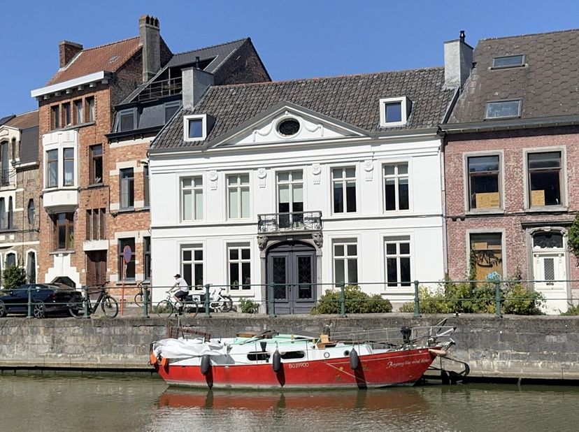 Ben je op zoek naar een charmant kantoor te huur in Gent-centrum met een unieke ligging aan het water? Ontdek deze stijlvolle kantoorruimte in een aut