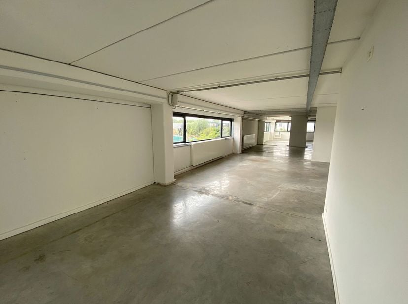 ALGEMEEN<br />
Instapklare kantoorruimte van ca. 209 m² te huur op de eerste verdieping van een recent bedrijfsgebouw op het bedrijventerrein Zwaluwbe