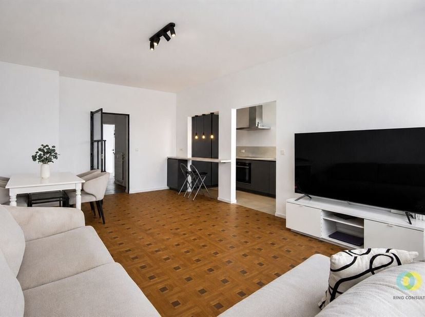 **IN OPTIE**Ontdek dit recent en stijlvol gerenoveerde appartement op de bovenste verdieping van een kleinschalig en uitstekend onderhouden gebouw in