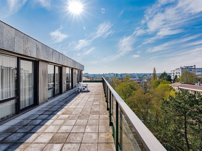 In een van de mooiste verkeersaders van Elsene av. uit Italië Schitterend PENTHOUSE in een prachtige oase van rust +/- 145 m² omringd door GROTE TERRA