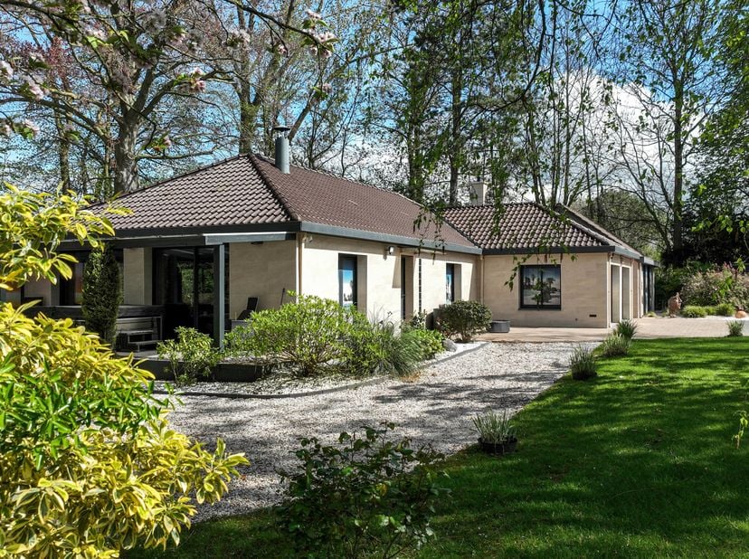 Prachtige bungalow midden in het groen<br />
Deze gelijkvloerse woning heeft een grote woonkamer van 74 m² met open keuken en een veranda van 30 m²!<b