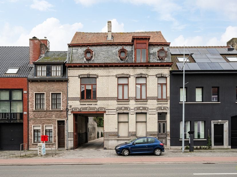 <br />
Deze te renoveren woningen hebben een grote vloeroppervlakte en mooie lichtinval.<br />
<br />
Gelegen op de Boelare nabij de Markt van Eeklo b