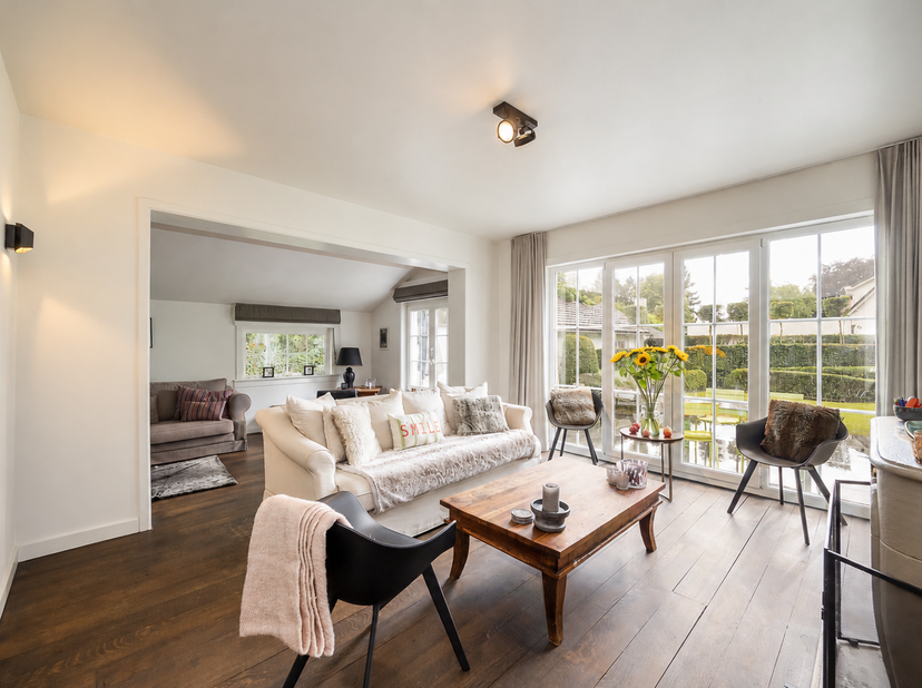 Ligging<br />
Ontdek deze charmante vrijstaande woning aan de Prins Boudewijnlaan 3 in Schilde. De woning beschikt over een tijdloze architectuur en b