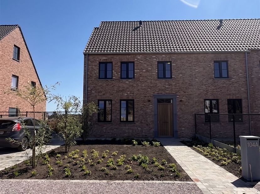 Ontdek deze prachtige halfopen woning gelegen te Laarne in een rustige omgeving met vlotte verbinding naar autosnelweg en dorpscentra! De recente woni