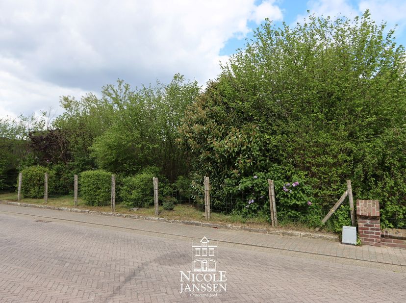 Perceel bouwgrond voor open bebouwing van 10a 96ca.<br />
De naastliggende woning op huisnummer 25 kan eventueel samen met de bouwgrond aangekocht wor