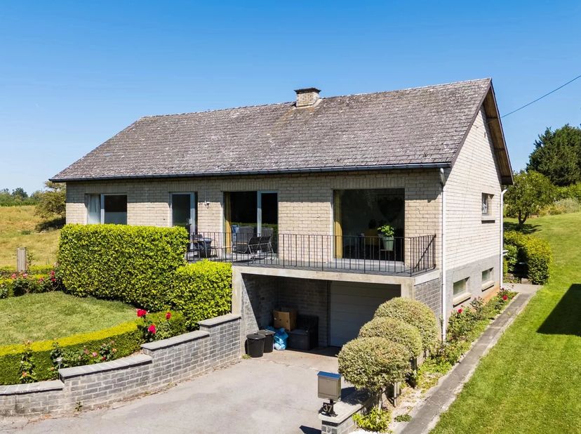 Renseignements au 0478/62.24.52 - B. Jacquemin (IPI 515531). EBIMMO vous présente à la vente cette maison 4 façades idéalement située au calme dans un