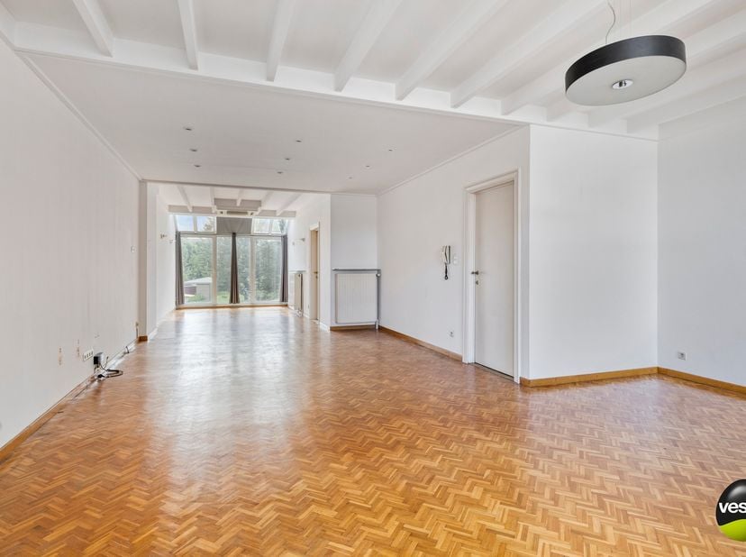 Bent u op zoek naar een woning met karakter, ruimte én een uitzonderlijke ligging? Dan biedt deze herenwoning aan het Vrijwilligersplein een unieke ka