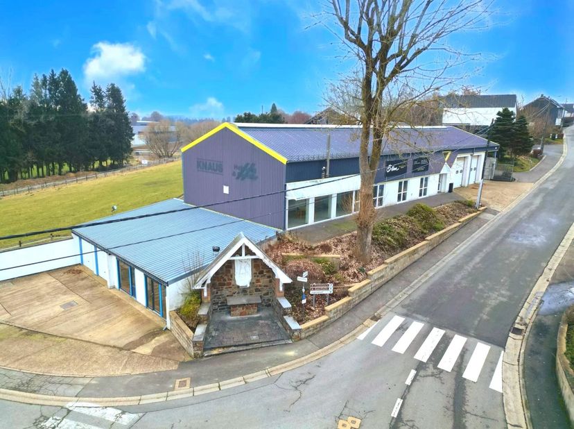 Ce halle commerciale bien entretenu situé à Büllingen offre, avec une surface totale et utile de 634 m², des conditions idéales pour les entreprises,