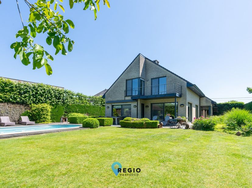 Sommige woningen bieden ruimte. Andere bieden comfort.<br />
Deze uitzonderlijke villa verenigt beide moeiteloos met licht, privacy en een verfijnde w
