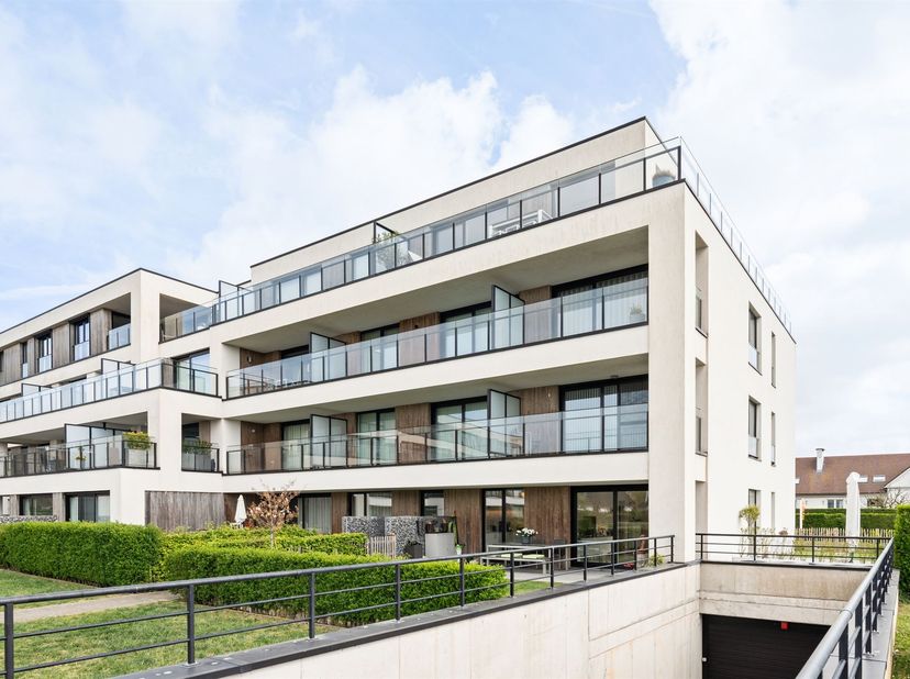 Makkelijk bereikbare ondergrondse autostaanplaats voor eigen gebruik of als investering.<br />
- Gemakkelijk in- en uitrijden<br />
- Beschut parker