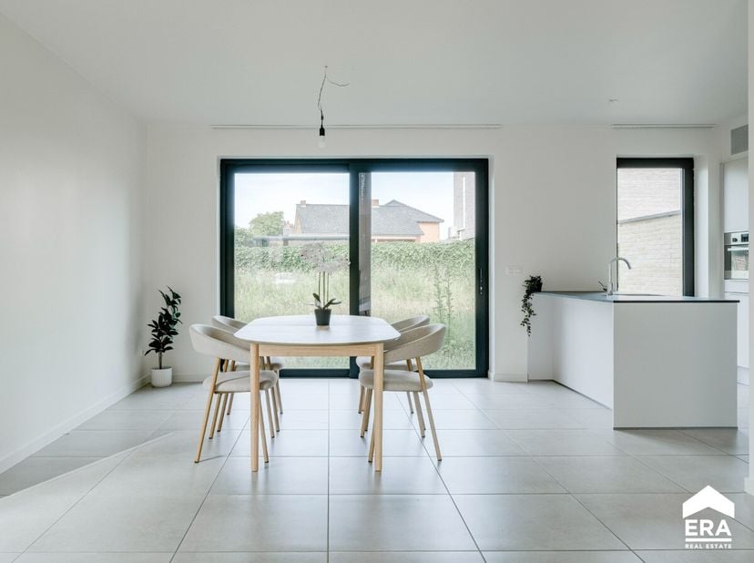 In een zeer rustige omgeving, vlakbij het centrum van Houthalen, vinden we deze nieuwe verkaveling gelegen in een autoluwe straat. Het geheel omvat en