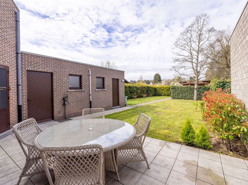 Woning met 4 slaapkamers, 2 zolderkamers, garage en tuin op een toplocatie te Hallaar! Deze woning is centraal gelegen te Heist-op-den-Berg met alle w