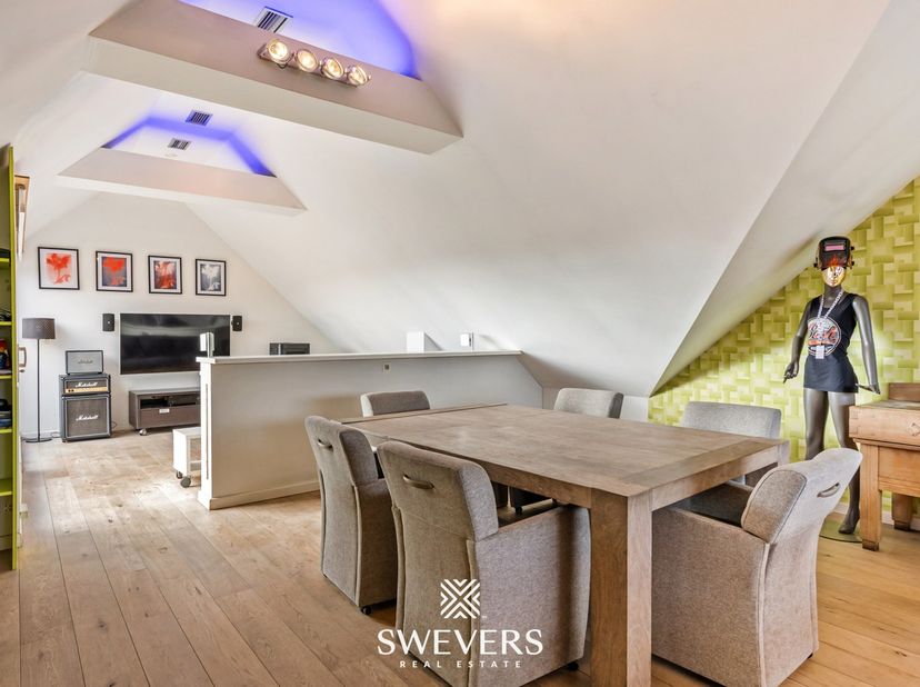Voor meer info en foto’s, surf naar www.swevers.be – Ontdek dit ruime landhuis in Kermt met een bewoonbare oppervlakte van 328 m² op een perceel van 1