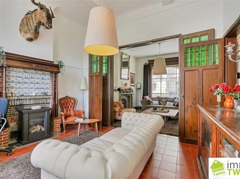 Deze verrassend ruime woning met een bewoonbare oppervlakte van maar liefst 244 m² is gelegen op een uitstekende locatie en combineert een zee aan rui
