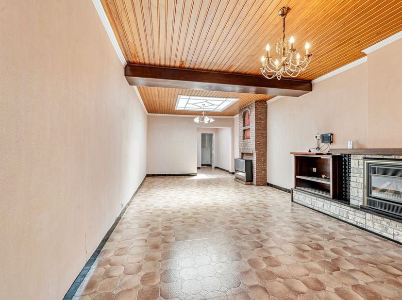 Te renoveren woning met garage en uitweg te koop in Harelbeke<br />
Je betreedt de woning via de inkomhal, die toegang geeft tot een ruime voorplaats.