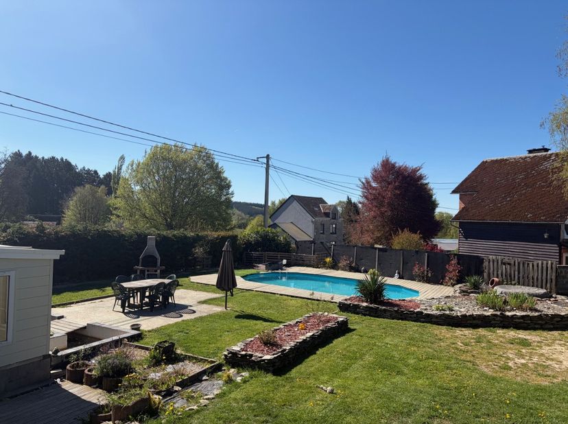 Lagence ERA BLUX est heureuse de vous présenter cette ravissante maison 4 façades, parfaitement située en plein cur de Gouvy, à quelques minutes seule