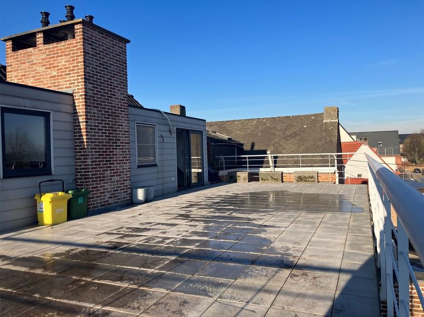Dakappartement met 2 slpks, zeer ruim terras en autostaanplaats<br />
<br />
Het appartement maakt deel uit van een kleine residentie opgericht in 2