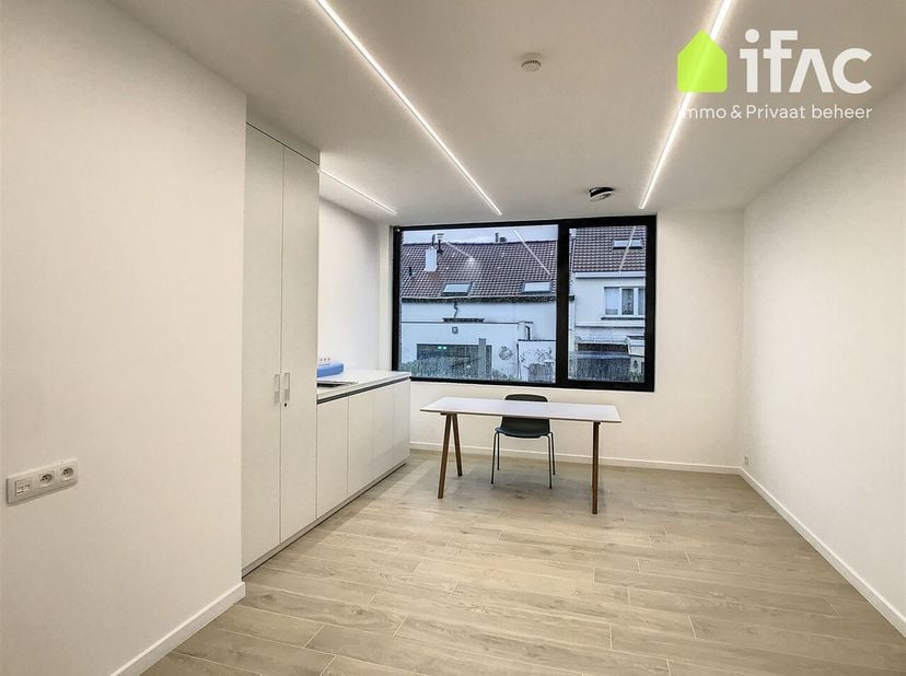 Moderne praktijkruimte te huur in een nieuw gebouw met een toplocatie in het centrum van Tervuren.<br />
De praktijkruimte (24m²) beschikt over volgen