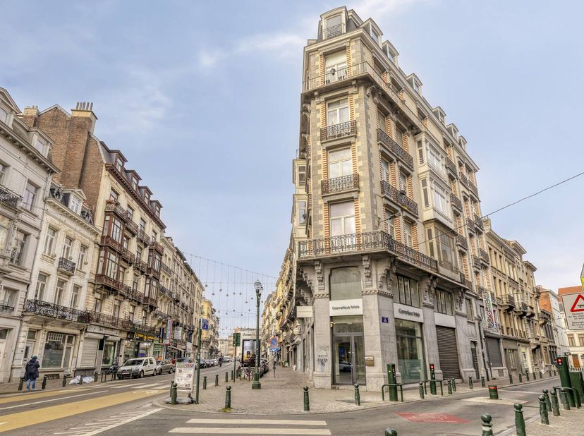 Ideaal gelegen in de prestigieuze Antoine Dansaertstraat, beschikt deze hoekwinkel met talrijke vitrines over een uitzonderlijke zichtbaarheid — een z