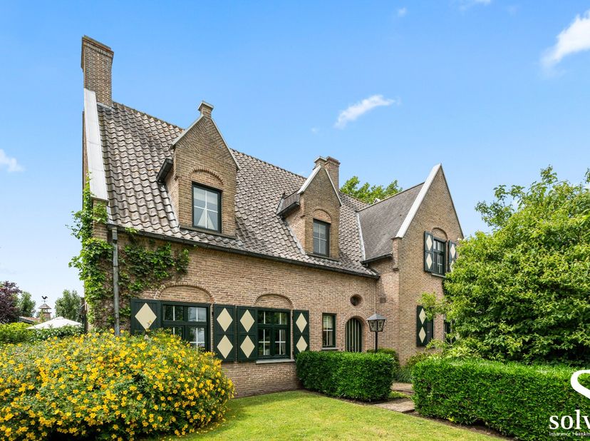 Deze robuuste en kwalitatief hoogwaardig afgewerkte woning biedt een uitzonderlijk wooncomfort en is tot in de puntjes onderhouden.<br />
De gelijkvlo