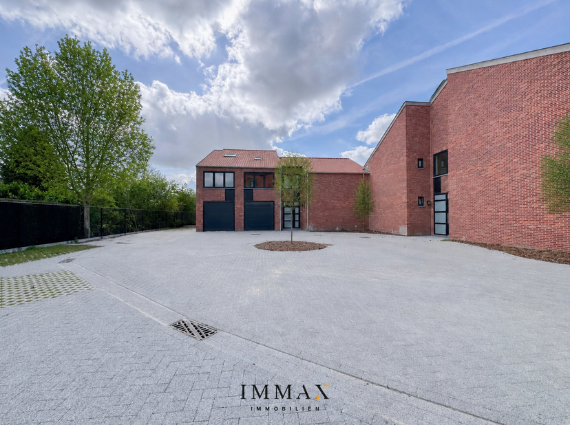 Maison mitoyenne rénovée comprenant 4 chambres à coucher spacieuses, 2 salles de bains, un garage intégré et un jardin orienté sud-ouest à Moerkerke.<