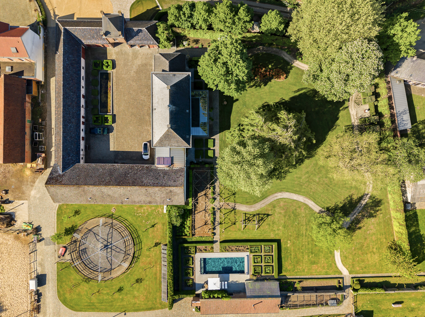 Deze prachtige exclusieve vierkantshoeve op 2 hectare geniet van alle privacy en luxe. <br />
Charmant volledig gerenoveerde herenwoning (met behoud v
