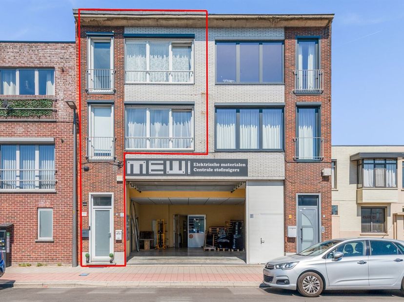 Gerenoveerde duplex met 3 slaapkamers en ruim terras! <br />
Locatie:<br />
Het appartement ligt in een goed bereikbare straat in Turnhout, op korte a
