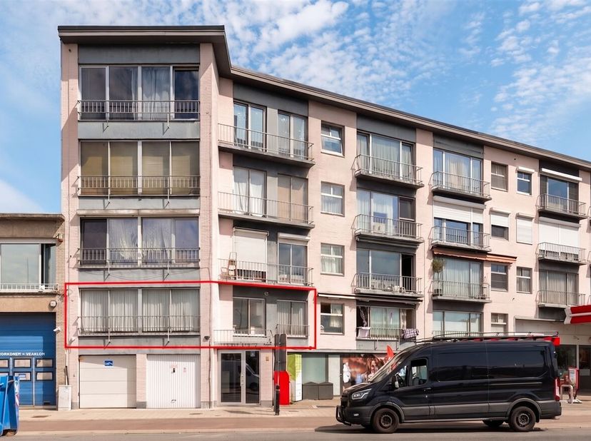 Te renoveren appartement met 3 slaapkamers te Merksem!<br />
Op zoek naar een appartement met veel potentieel op een uitstekende locatie in Merksem? D