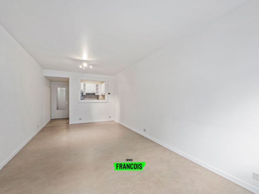 Situé à proximité du parc Léopold, au cur dOstende, voici un appartement soigné et entièrement prêt à emménager. Le bien bénéficie dun emplacement de