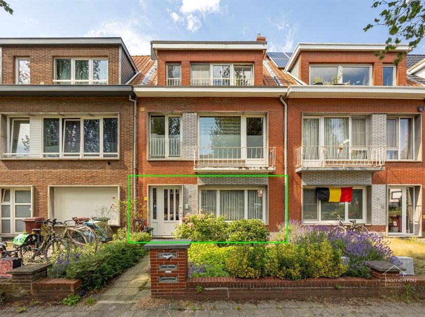 Op te frissen appartement met 1 slaapkamer, een tuin en een garagebox te Schoten!<br />
Ideaal gelegen met winkels, scholen en openbaar vervoer binnen