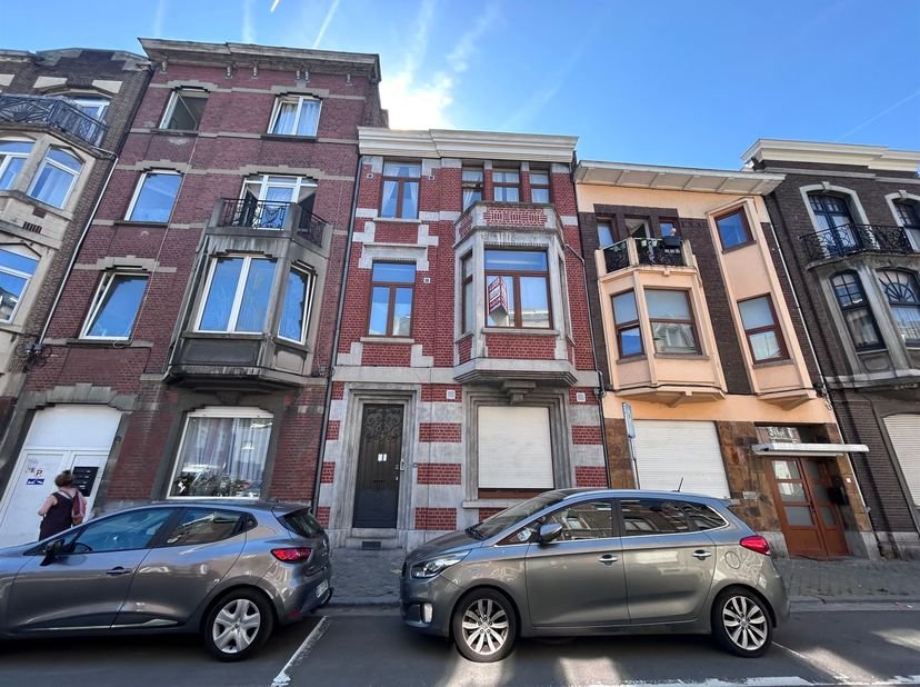 Situé dans le quartier Saint-Léonard, juste à côté de l'esplanade, ce bel appartement entièrement meublé avec du mobilier contemporain se trouve au 1e