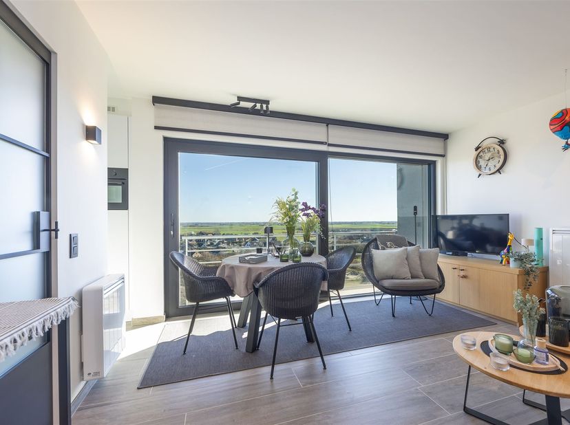 Prachtig gemeubelde en recent gerenoveerde studio, gelegen op de 8ste verdieping van de statige Residentie Manager. U geniet hier van een open, vrij u