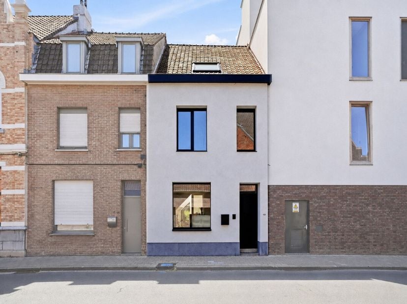 Op een vlot bereikbare locatie, nabij winkels, scholen, openbaar vervoer en invalswegen, bevindt zich deze volledig gerenoveerde woning waar kwaliteit
