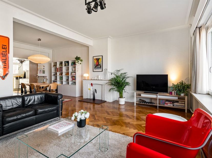 Appartement de caractère (98 m²) avec deux chambres à coucher dans un endroit privilégié<br />
Situation<br />
Ce bel appartement prêt à l'emploi est